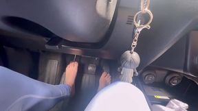 grabo los pies de mi amante mientras conduce su auto y se masturba al final porque siente los pedales de su auto