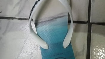 Gozando nas havaianas e depois colocando elas nos p&eacute_s com meias