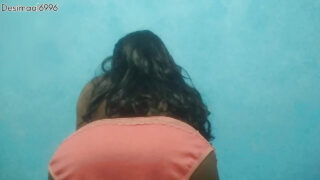 Ibu tiri trans kulit hitam yang bergairah dan suka berdandan menikmati seks anal yang dalam, oral seks, dan kesenangan berdandan.