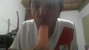 Chupando el juguete de mami 18
