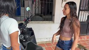 mi vecina se caliente al verme lavar mi moto con  ropa peque&ntilde_a follo con ella