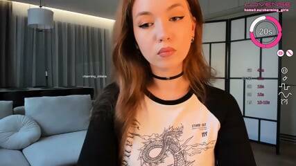 De Lieve Getatoeerde Vrouw Poseert Naakt En Raakt Ieder Gevoelig Plekje Van Haar Opgewonden Lichaam Aan In Een Gedurfde Privshow