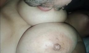 Mi esposo es adicto a chupar mis grandes tetas naturales por eso siempre lo amamanto parte VIII