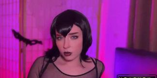 Mom seduces hotel staff while cosplaying as vampiress, faces deep-throated in bloody ecstasy