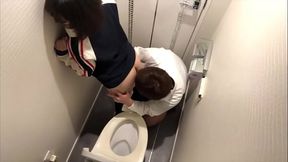 スーパ◯のト◯レでサッカー部マネージャーの彼女とキャプテンのSEX。