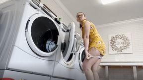 See my upskirt while I do Laundry (WMV)