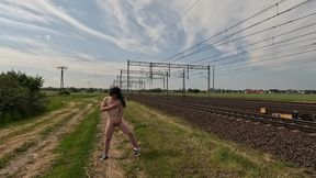 Ca?a nago publicznie masuje cipk?, nawet poci?g zwolni?, ?eby popatrze?