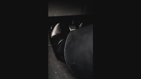 Dopo aver guidato ad alta velocitò con stivali alti con tacco senza collant arrivo a casa con i piedi molto molto sudati li lavo sotto la doccia.