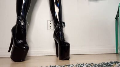PVC goddess worships her own high heels in fetish solo