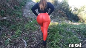 chica con enorme culo pasea en pantalones de cuero ajustados por el bosque y tiene sexo!