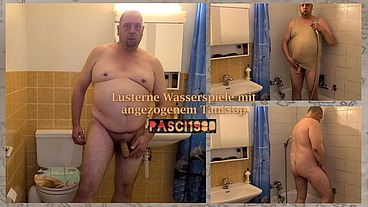 Lüsterne Wasserspiele mit angezogenem Tanktop