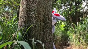 coelhinho da pascoa branquinho e sapeca chamou seus amigos para brincar de esconde esconde no mato.