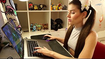 My stepsister helps me cum during a computer game