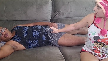 Cochilei vendo filme porno e acordei com minha amiga me fazendo um boquete