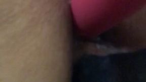 caresses intimes avec mon gode noir par derriere, le rose par devant (rabbit), ...