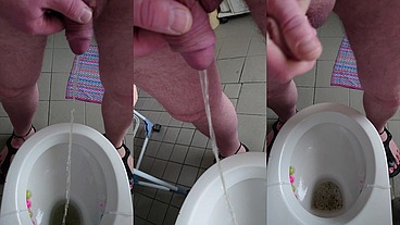 Nylonjunge pisst am Morgen von Neujahr