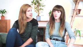 Ersties -Die saarländischen Mädchen Kate und Nicky F haben Spaß miteinander