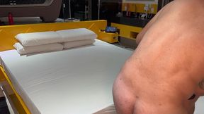 hotwife de salto fino gemendo com dois paus dentro dela