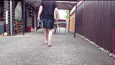 Nylonjunge läßt den Rock fallen