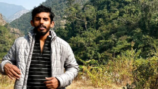 Çoraplı tombul Hintli üniversite öğrencileri, kalçalarından sertçe sikişiliyor (POV).