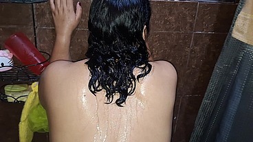 Dandole a una nalgona en el baño
