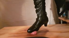 POV Trampling & Stomping mit vollem Gewicht mit hohen Stiefeln - bis zum Abspritzen - Footjob & Cock Crushing