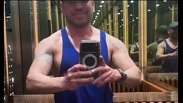 Heterosexual sexy inicia por necesidad en el mundo del porno gay