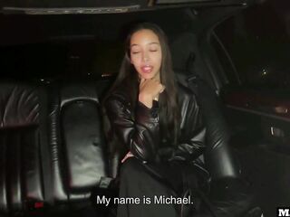 A Gorgeous Dad’s Beauty Screwed In A Limo For Pleasure During the time that Talking On The Phone !!!