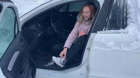 girl in the cold cannot start the car, the car only makes the sound of a starter, and the girl presses the pedals with her bare feet