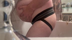 Chub plays in tub with dildo
