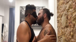 Puttana gay amatoriale fa un pompino profondo e poi si fa scopare a pelo dal papà