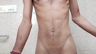 Asiatiska högskola med massiva kuk suger och suckar i het 69 innan het badrumsröv knullar