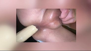 Gros plan avec un gros gode anal devant le miroir
