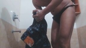 Bhathroom m gay masturbaci&oacute;n con la mano cocinero