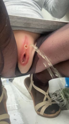 Peeing with Pussy