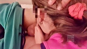 Flaquita no me dejo ni quitarme el traje de ba&ntilde_o y monta mi verga sin cond&oacute_n hasta le dejo mi semen dentro de ella