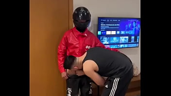 VIRANDO PUTA DO ENTREGADOR