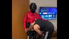 VIRANDO PUTA DO ENTREGADOR