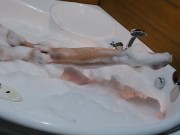 Красивая блондинка принимает ванну и ласкает грудь