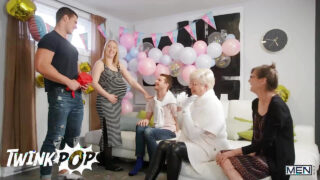 Oral seks, mastürbasyon, boşalma, korunmasız seks – devasa penisli dövmeli Benjamin Blue ve Malik Delgaty'nin anüsten ilişkiye girmesi