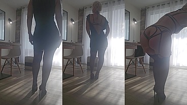 Coucou toi tu viens écarter ma culotte et me baiser le cul