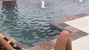 Sinnliche Masturbation am Pool