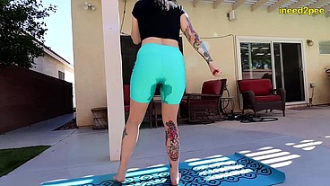 desperate to pee and wetting her pants and jeans pissing