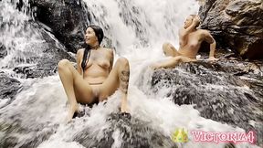 Eu e minha amiga Cassiana Costa provocando nosso guia na cachoeira, ele n&atilde_o resistiu e meteu na minha bunda bem gostoso.