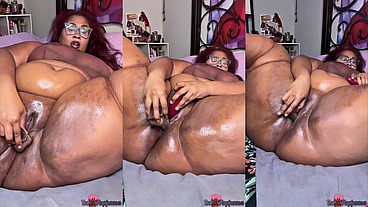 Sexy bbw makes herself creamy