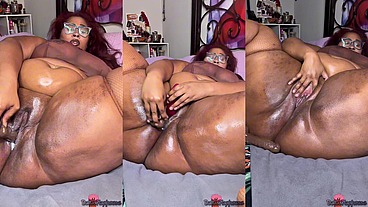 Sexy bbw makes herself creamy