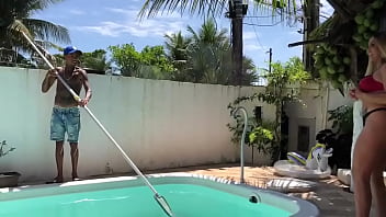 A DONA PEDIU PARA LIMPAR A PISCINA APROVEITANDO PORQUE CORNO N&Atilde_O TAVA EM CASA