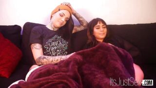 رجل ذو قضيب طويل يستمتع بالجنس الفموي والابتلاع العميق من مثليات ذوات صدور وأرداف كبيرة، جانيس غريفيث ولي رافين ورافين، ثم يمارس الجنس معهن من الخلف بعد أن يلعق فرجهن.