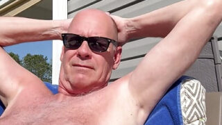 Tuhma amerikkalainen poikapuoli opettaja silittää hänen massiivista kulliaan kotitekoisessa soolo-masturbaatiossa