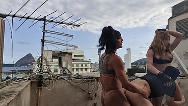 Fodendo um puto na cobertura do prédio com minha amiga dotada Elizabeth Góes